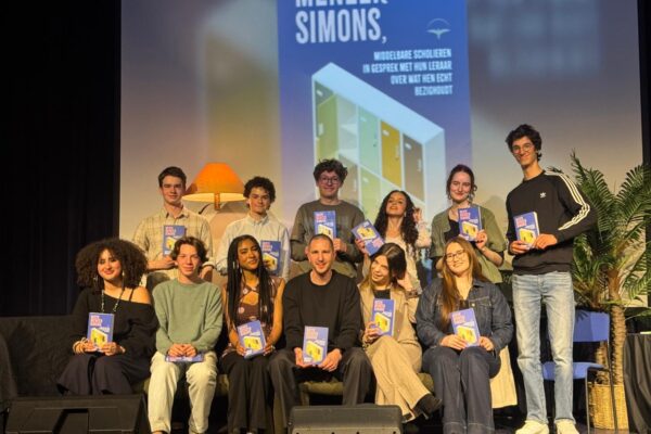 ‘Doe eens moeite om wat langer met een jong iemand te praten.’ Docent Martijn Simons mailde een jaar lang met zijn leerlingen