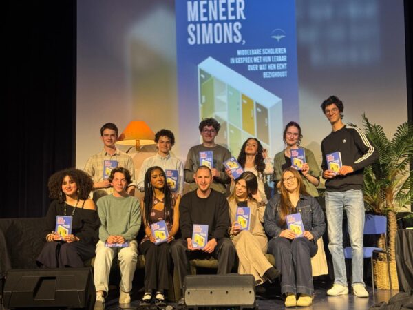 ‘Doe eens moeite om wat langer met een jong iemand te praten.’ Docent Martijn Simons mailde een jaar lang met zijn leerlingen