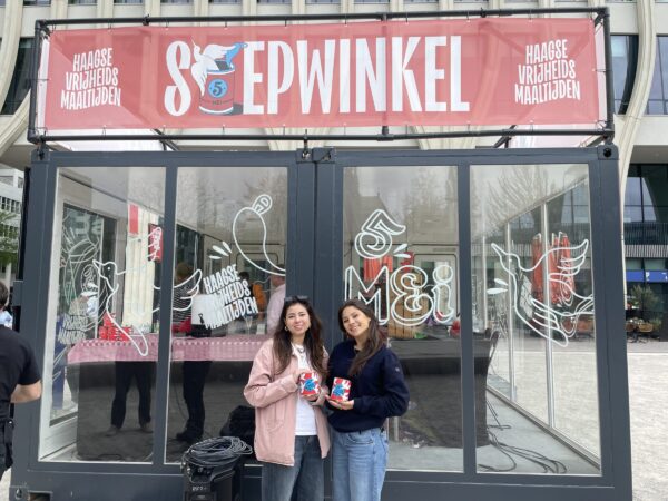 Noa (17) en Cato (15) organiseren de Haagse Vrijheidsmaaltijd voor jongeren. ‘Vrijheid is ook dat je een regenboog t-shirt kan dragen en als meisje ’s nachts veilig naar huis kan fietsen.’
